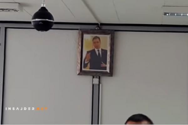 VUČIĆEVA SLIKA VISI U ŠKOLI, a direktor kaže: Ja sam tako hteo!