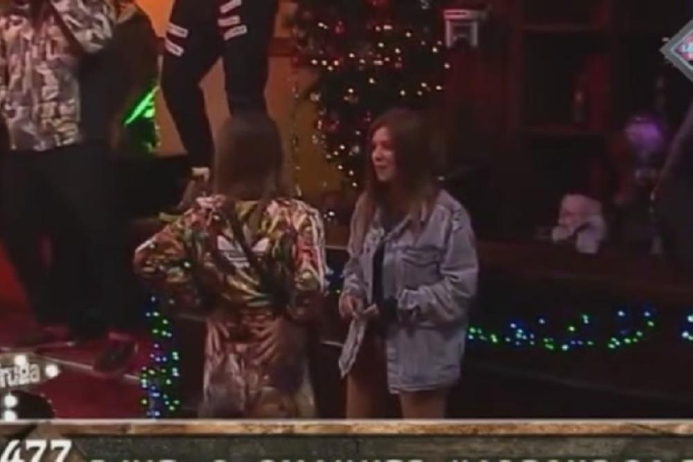 VIDELI SMO TUČE, SVAĐE, LOMNJAVU, SE*S, ALI OVO NISMO! Zadrugar se pred svima samozadovoljavao dok je GLEDAO Macu i Kiju! (VIDEO 18+)