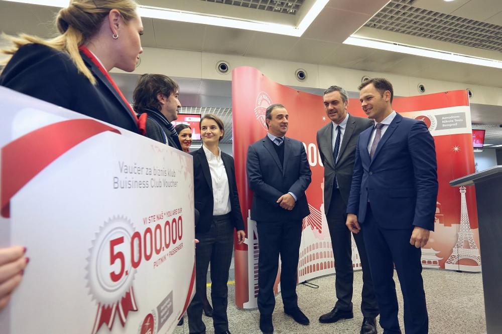 NAJVEĆI REKORD U POSLEDNJIH 55 GODINA! Petomilioniti putnik na Tesli - poznati novinar! (FOTO)