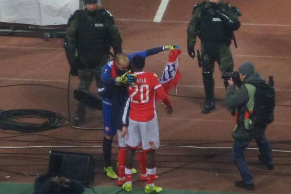 TO JE ZA NJIH VIŠE I OD SAME EMOCIJE: Delije su odlepile od sreće kad su videle šta piše na Zvezdinoj zastavi koju je nosio Borjan! (VIDEO)