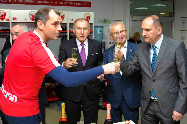 Dani slavlja na Marakani! Obeležena godišnjica od Tokija, Džajić pio šampanjac sa prvotimcima Zvezde! (FOTO)
