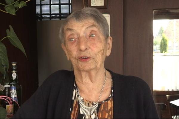 MOŽETE LI DA VERUJETE DA OVA BAKA IMA 100 GODINA?Ona jede majonez i LUMPUJE DO JUTRA, a OVO je njena tajna (FOTO) (VIDEO)