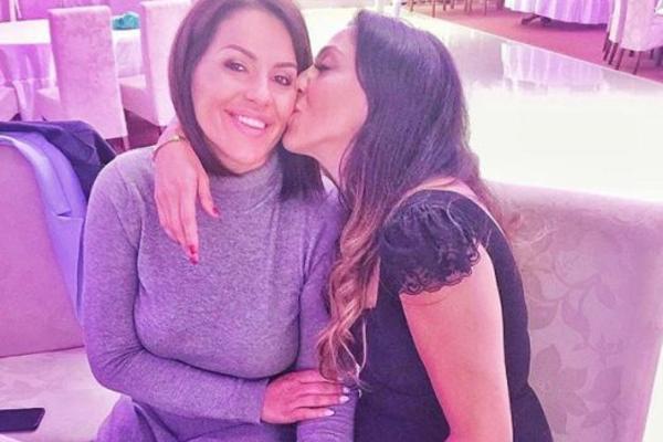 VOLI DA JE GOLIŠAVA, PEVA KO SLAVUJ I IZGLEDA KAO AVION! Malo ko zna da je ONA sestra Seke Aleksić, a baš liče! (FOTO)