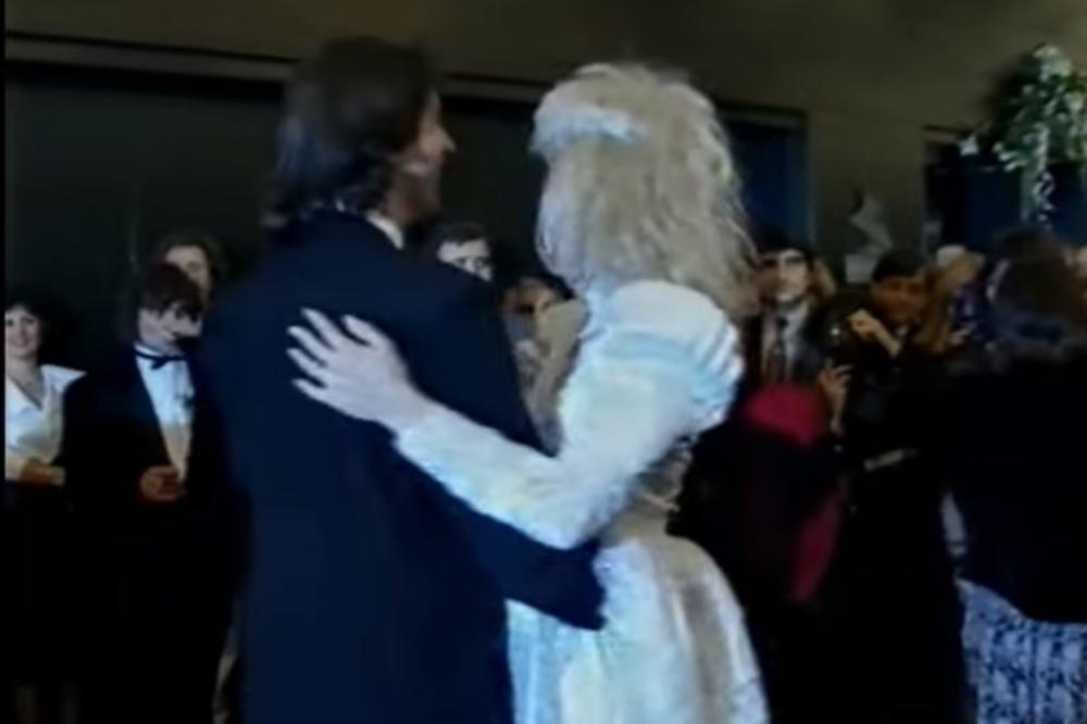 NJOJ JE BRENIN BIDERMAJER DONEO SREĆU: Evo koja ga je pevačica uhvatila na SVADBI VEKA, A TEK KAKO SE UDALA... (VIDEO)