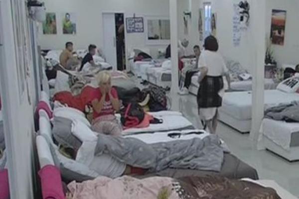 GLEDAOCI U NEVERICI: Nakon seksa, ostao da leži potpuno GO- cela SOBA vidi njegov P*NIS!(FOTO)