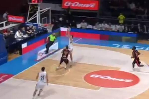 KAKO JE OBRUČ OSTAO ČITAV? Igrač Cedevite se SKLONIO kada je video ZALET PARTIZANOVOG KLINCA! (VIDEO)