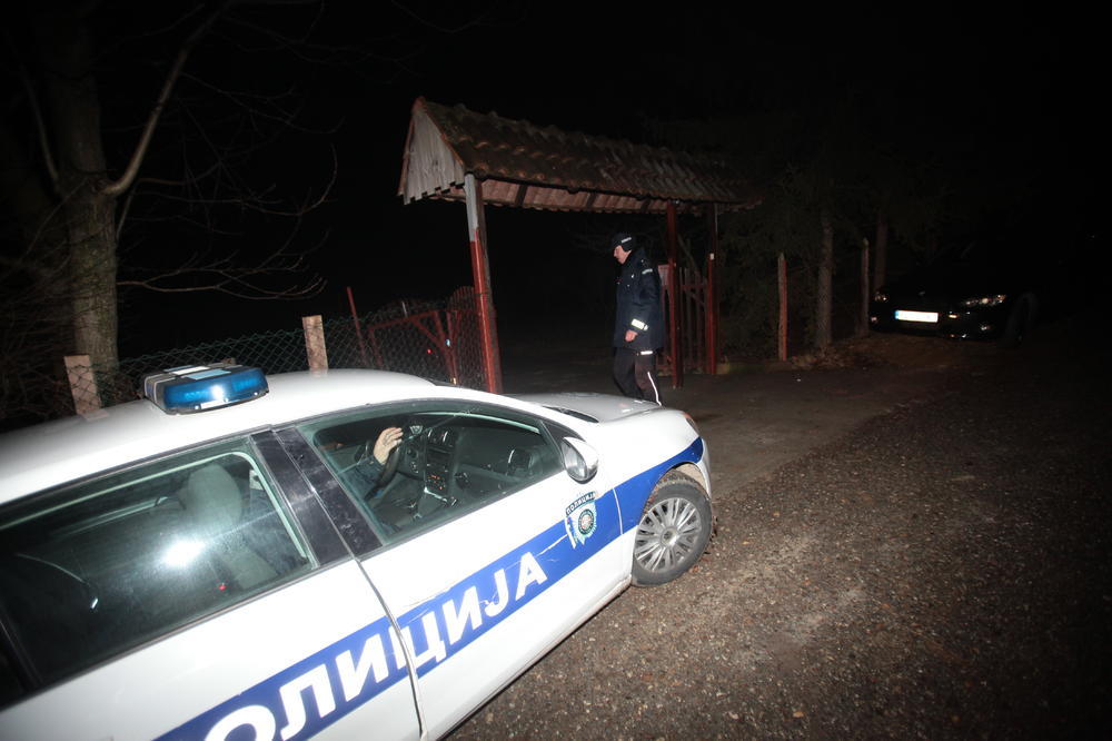 OPSADNO STANJE U OBRENOVCU, HAOS U KASARNI: Migranti napali policiju?!