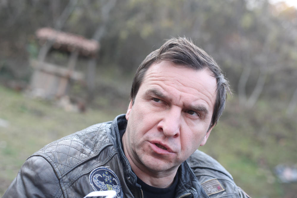 KO TIH GO*ANA VIŠE MOŽE DA SE NAGUTA?! Nenad Jezdić žestoko opljuvao rijaliti programe! (FOTO)