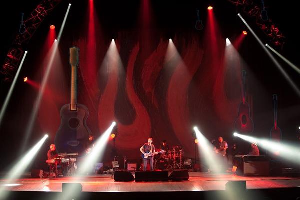 Čuveni pevač iznenada počeo da se TRESE na nastupu, pa PAO nasred bine! (FOTO)