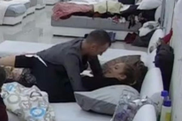 LUNA USKOČILA U KREVET DRUGOM ZADRUGARU! On je zajahao, krenuo da joj se unosi u lice, a Sloba sve gledao! (VIDEO)