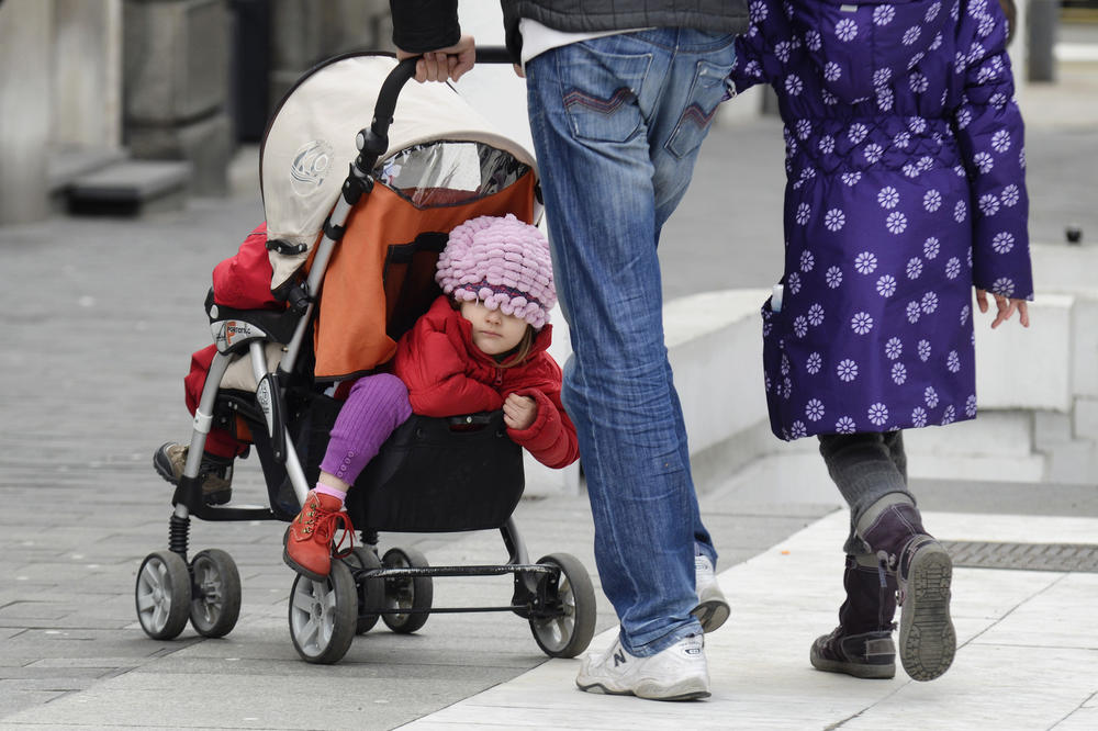 PROLAZNICI POBESNELI Seli u kafić pored Save da se zagreju, a svoju bebu u kolicima ostavili na parkingu