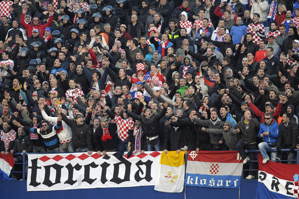 SRETAN BOŽIĆ, P***E ČETNIČKE: Torcida u pola noći upala na Kantridu i okačila parolu upućenu 'Srbima' iz Rijeke"