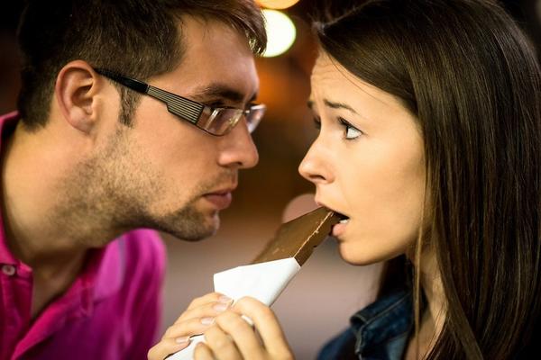 Zašto žene baš toliko žude za čokoladom, a muškarci ni ne misle na nju? (FOTO)