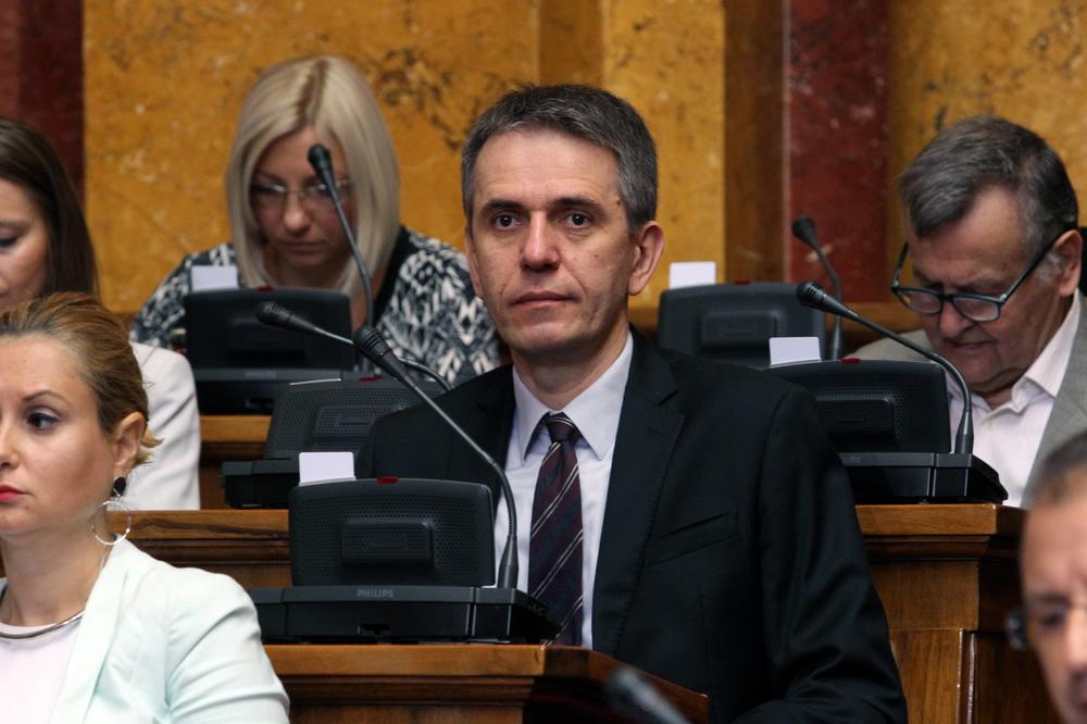 RADULOVIĆ OPTUŽUJE SNS DA FORSIRA LAŽNE AMANDMANE: Ni oni neće glasati za njih, hoće samo da pojedu vreme opoziciji!