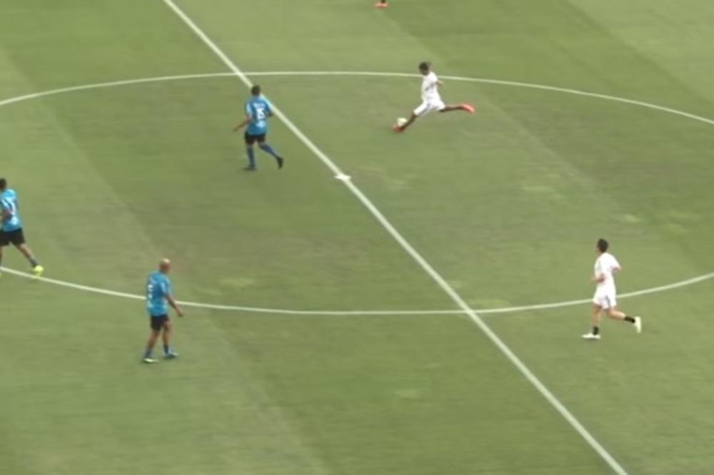RONALDINJOOOO!!! Brazilski mađioničar sa pola terena BOCNUO nesrećnog golmana i bacio planetu na kolena! (VIDEO)