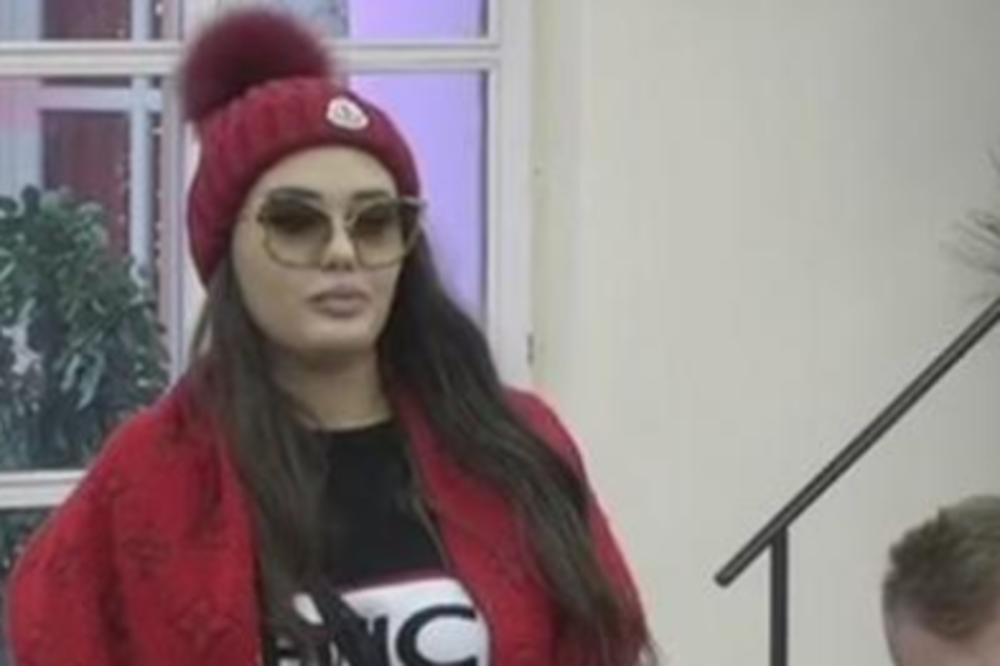 ANA KORAĆ POTPUNO GOLA: Bez gaćica se pojavila pred Janjušem, pokazala mu i GOLE GRUDI! (VIDEO 18+)