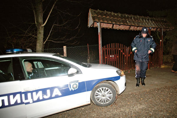 PUCNJAVA U SREMSKOJ MITROVICI: Ranjen policajac i dve devojke, povređen i čuvar zatvora!