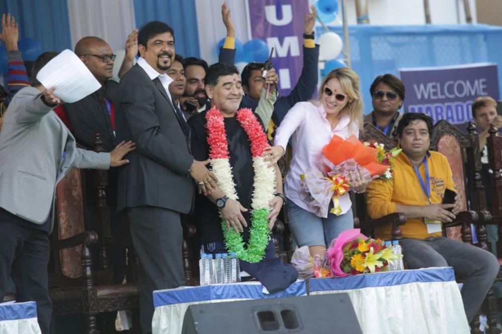 LUDILO NA ULICAMA KALKUTE ZBOG MARADONE: Otkrivena statua fudbalske legende, dobio i park nazvan po njemu! (FOTO)