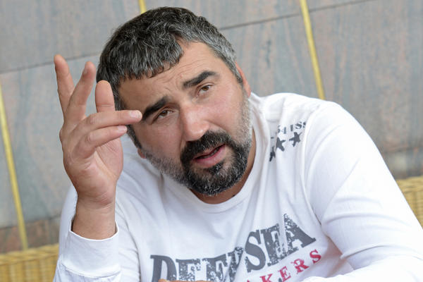 MIKI JE IZGLEDA SLAB NA PEVAČICE! Svi su zaboravili, ali on se ZABAVLJAO sa njom i ona ga je UPROPASTILA!