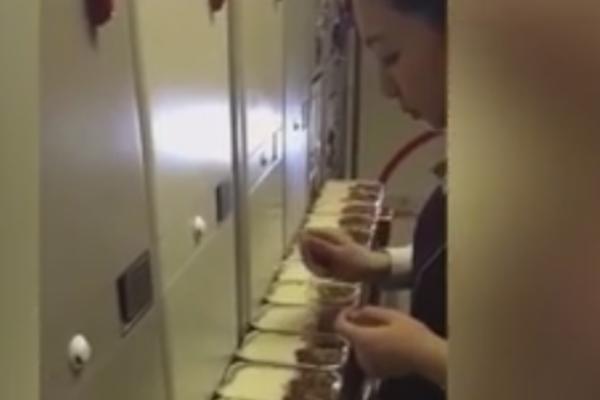 STJUARDESA KOJU POLA SVETA NE MOŽE OČIMA DA VIDI: Kada su saznali šta radi, momentalnio su je otpustili, evo i zašto! (VIDEO)