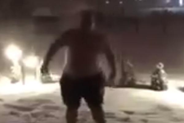 Član uprave Partizana izašao na zimu go, odrecitovao pesmicu, a onda se bacio u sneg! (VIDEO)