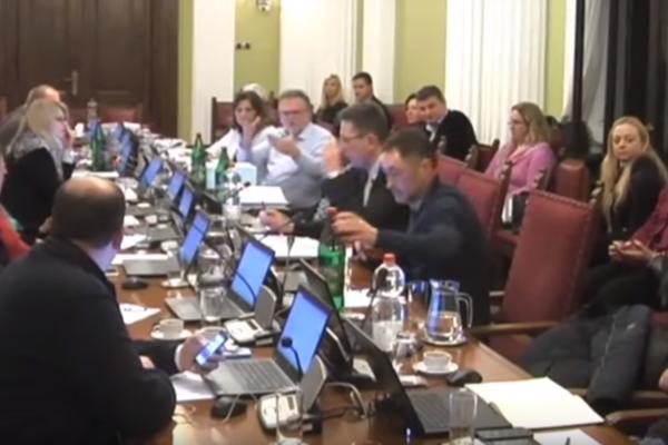 DRANJE I NERVOZA U SKUPŠTINI! Vujović vs. Radulović: Rasturiću vas u javnosti! MINISTAR U BESU NAPUSTIO SEDNICU! (VIDEO)