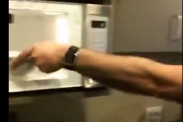 STAVIO JE JAJE U MIKROTALASNU NA POSLU: Niko nije mogao da veruje šta se onda desilo! (VIDEO)