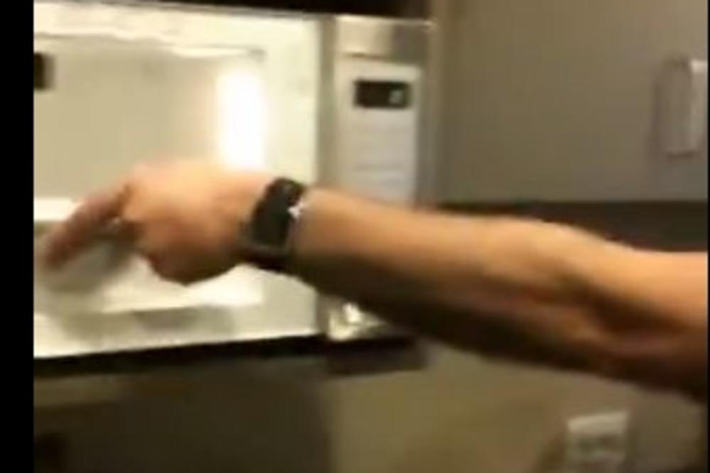 STAVIO JE JAJE U MIKROTALASNU NA POSLU: Niko nije mogao da veruje šta se onda desilo! (VIDEO)