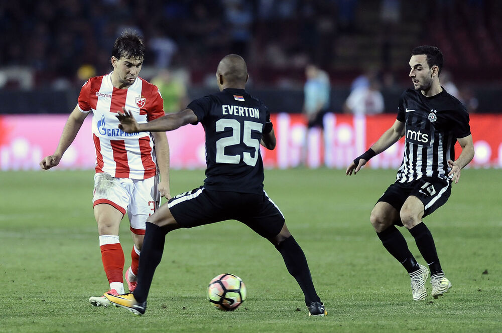 Everton Luiz u duelu sa Filipom Stojkovićem na Večitom derbiju