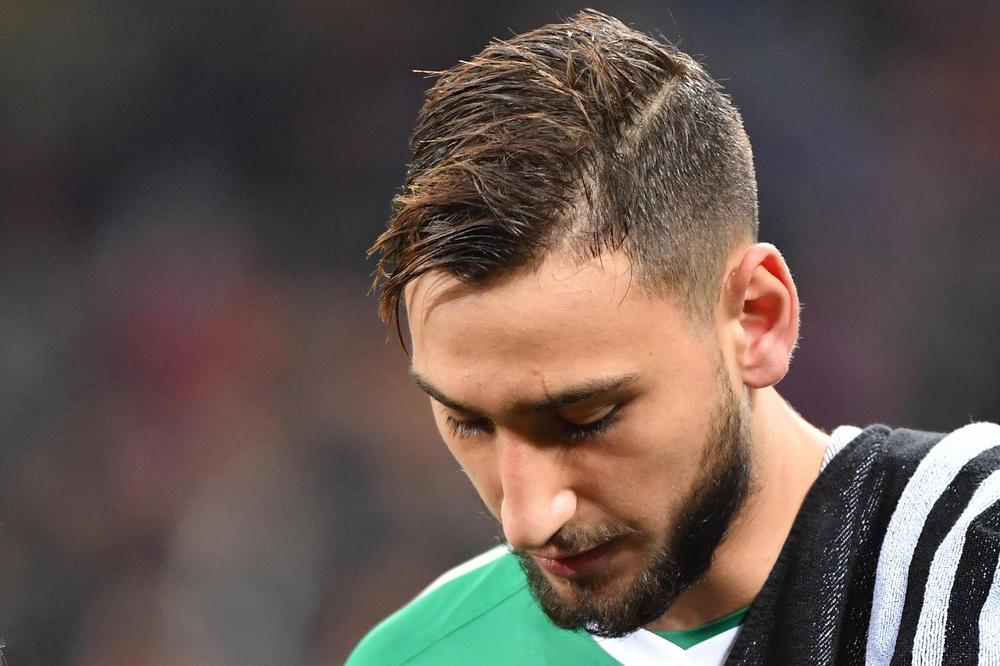 HOĆE LI KONAČNO RASKINUTI?! Navijači Milana brutalnim transparentom izvređali Donarumu, mladi golman briznuo u plač! (FOTO) (VIDEO)