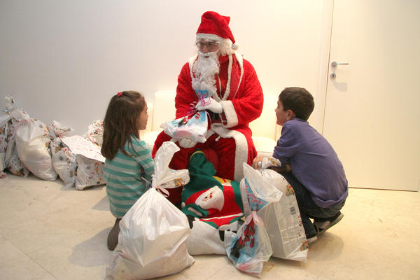 SRBIJA BRALE: Zaposleni dobijaju novogodišnje paketiće za decu, ALI AKO IH SAMI PLATE?! (FOTO)