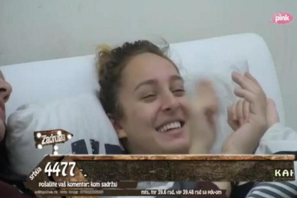 DA LI ONA IŠTA UME DA URADI SAMA??? Lunu Sloba uči kako da ga drži, a njoj drhte RUKE! (VIDEO)