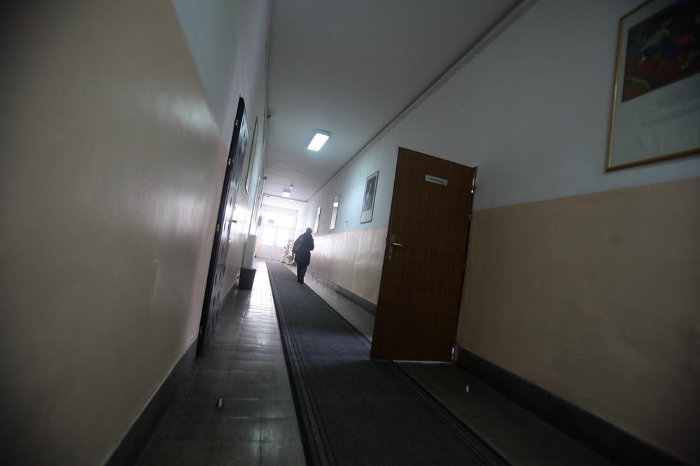 OGLASILI SE RODITELJI O NAVODNOM EKSPLICITNOM SNIMKU MEĐU ŠESTACIMA: Vanredno stanje u školi u Surdulici