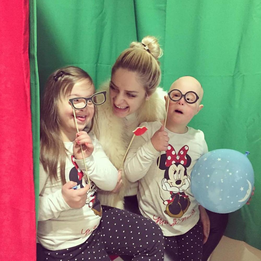 Sara Huremović i ćerkice    