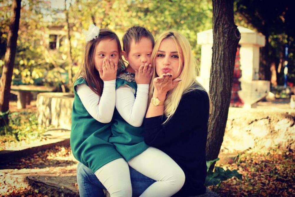 Sara Huremović i ćerkice  