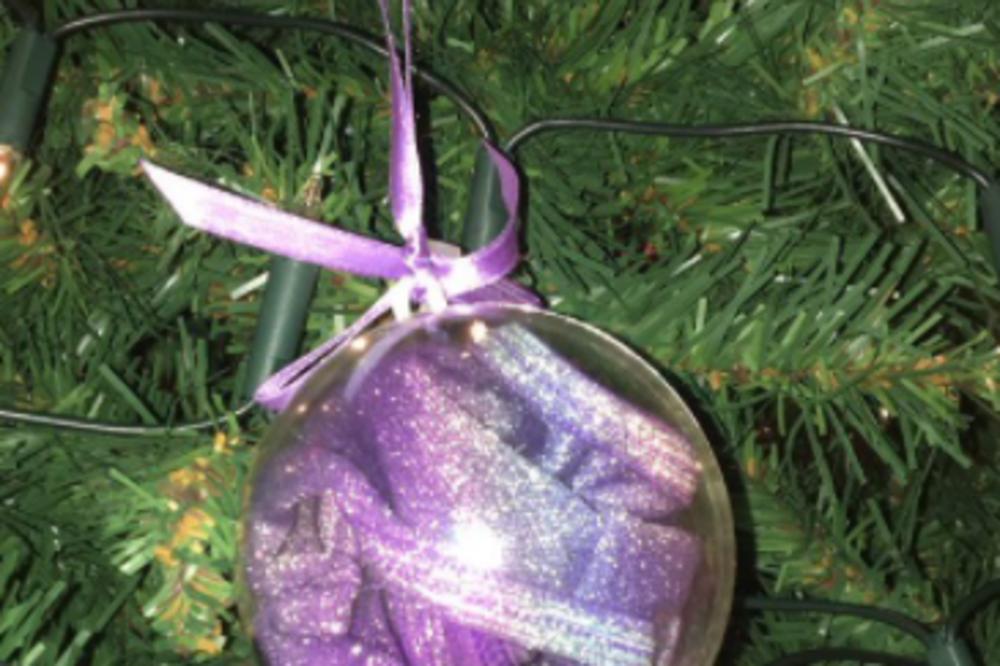 BAKA JE OKITILA JELKU ČUDNIM UKRASIMA: A onda je unuka shvatila da se u njima krije ČISTA PERVERZIJA!