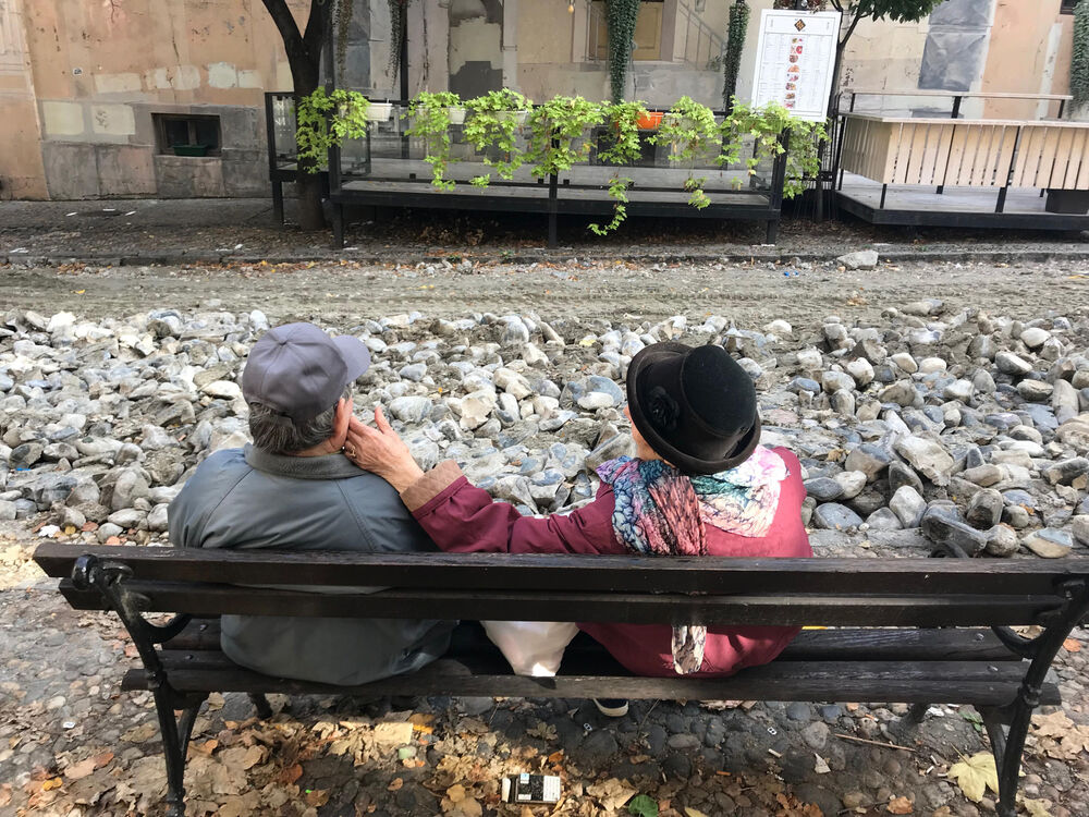 Penzioneri sede na klupi i odmaraju