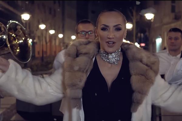 GOGA SEKULIĆ KAKVU NIKAD NISTE VIDELI: Poručila je dečku nešto nezamislivo! (VIDEO)