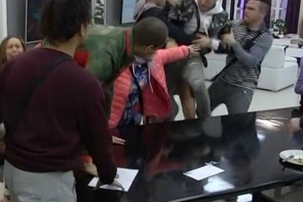 OPŠTA TUČA I POKOLJ U ZADRUZI! NE ZNA SE KO KOGA BIJE: Anđelo udario Boru, Teodora se umalo potukla sa Đeksonom! (VIDEO 18+)