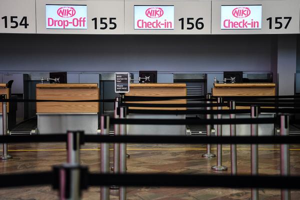 JURIO NOŽEM PUTNIKE, POLICIJA GA UPUCALA! Horor na aerodromu, ljudi u šoku!