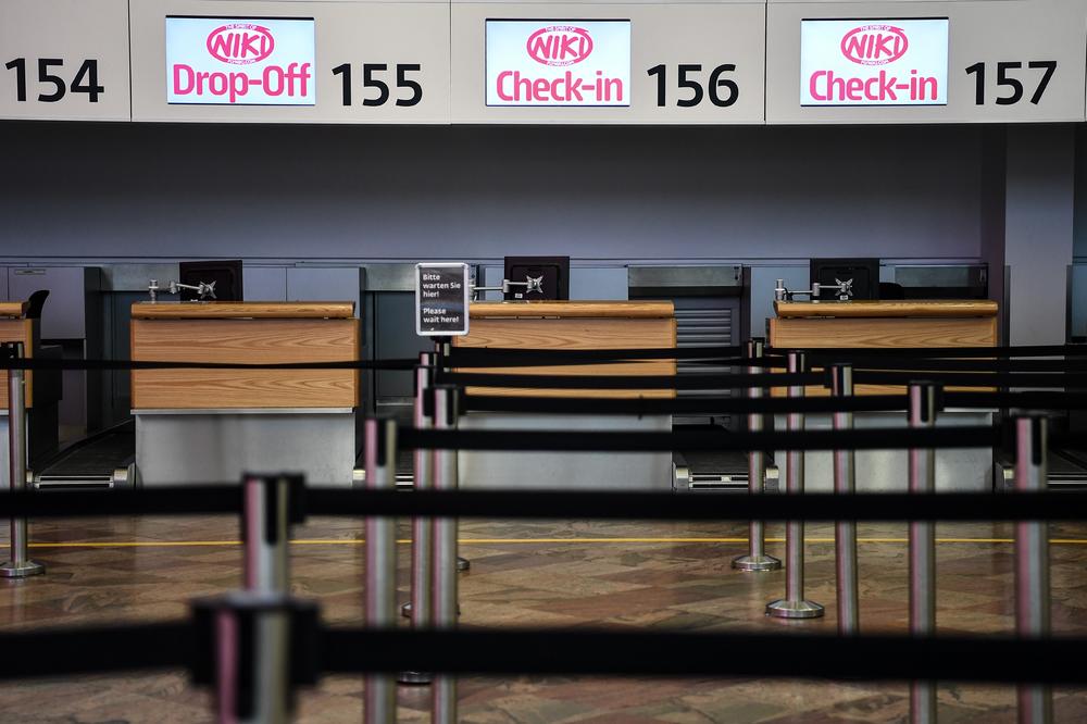 JURIO NOŽEM PUTNIKE, POLICIJA GA UPUCALA! Horor na aerodromu, ljudi u šoku!