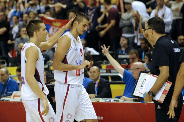 Šta to Bjelica i Bogdanović rade u kafani na dan međusobnog duela u NBA?! (FOTO)