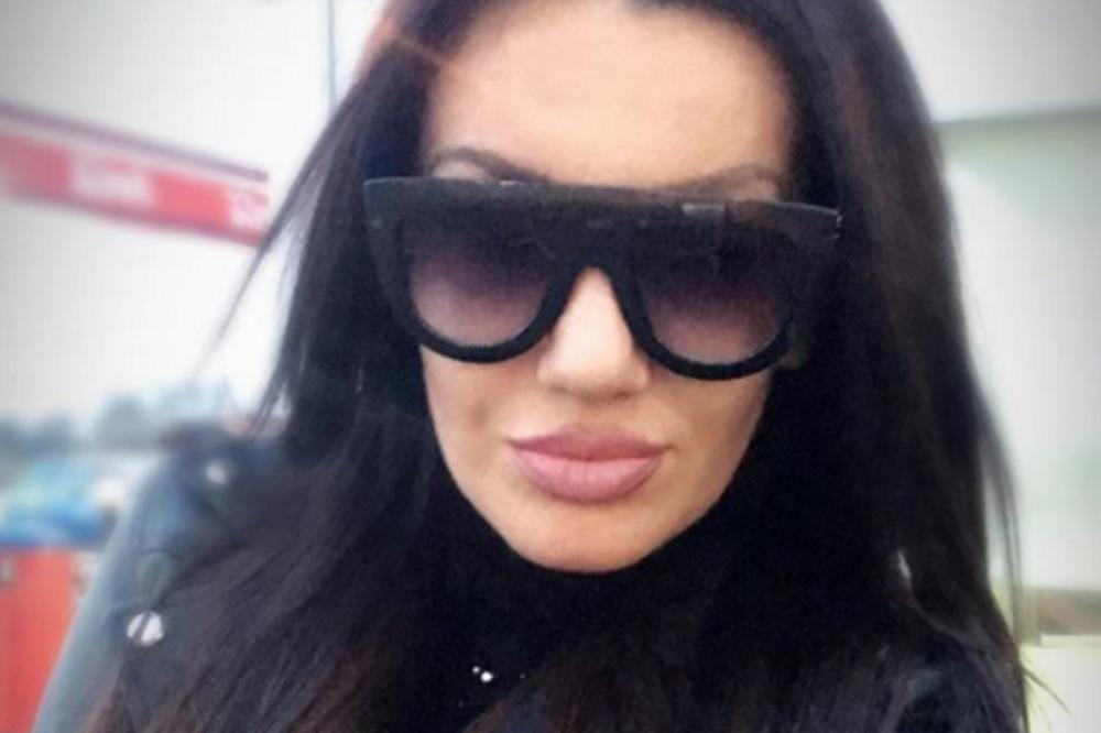 I da gola stanem ispred crkve, čistija sam pred Bogom od vas! Dušica Grabović se oglasila nakon skandalozne fotke ispred SVETINJE! (FOTO)