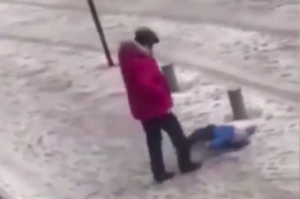 MALIŠAN SE OKLIZNUO NA LED I NIJE MOGAO DA USTANE! Ono što mu je otac uradio nateraće svakog od vas da ga poželite da ga ubijete od batina! (UZNEMIRUJUĆI VIDEO)