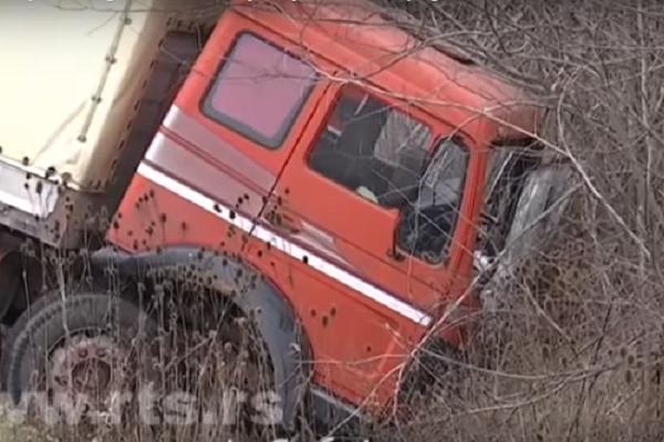 Prešao na suprotnu stranu, pa DIREKTNO UDARIO U KAMION I POGINUO! Stravična nesreća kod Kraljeva!