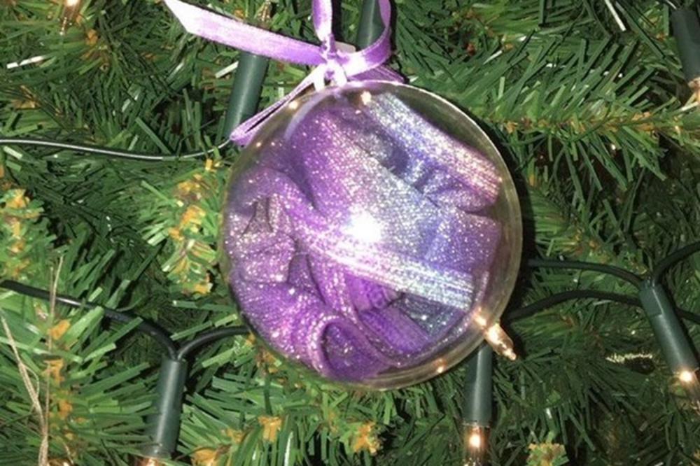 BAKA VOLI TANGE: Bakica je okitila jelku čudnim kuglicama! Kada joj je unuka rekla šta je u njima, BILO JOJ JE IZUZETNO NEPRIJATNO! (FOTO)