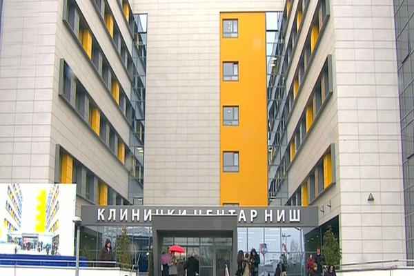 POZNATO STANJE DEČAKA KOGA JE OTAC UDARIO AUTOMOBILOM U VLADIČINOM HANU! Nalazi se u Kliničkom u Nišu