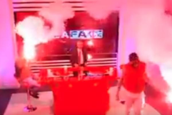 Haos usred TV emisije! Voditelj pitao navijače kako unose baklje na stadion, a njihov odgovor umalo zgradu da spali! (VIDEO)