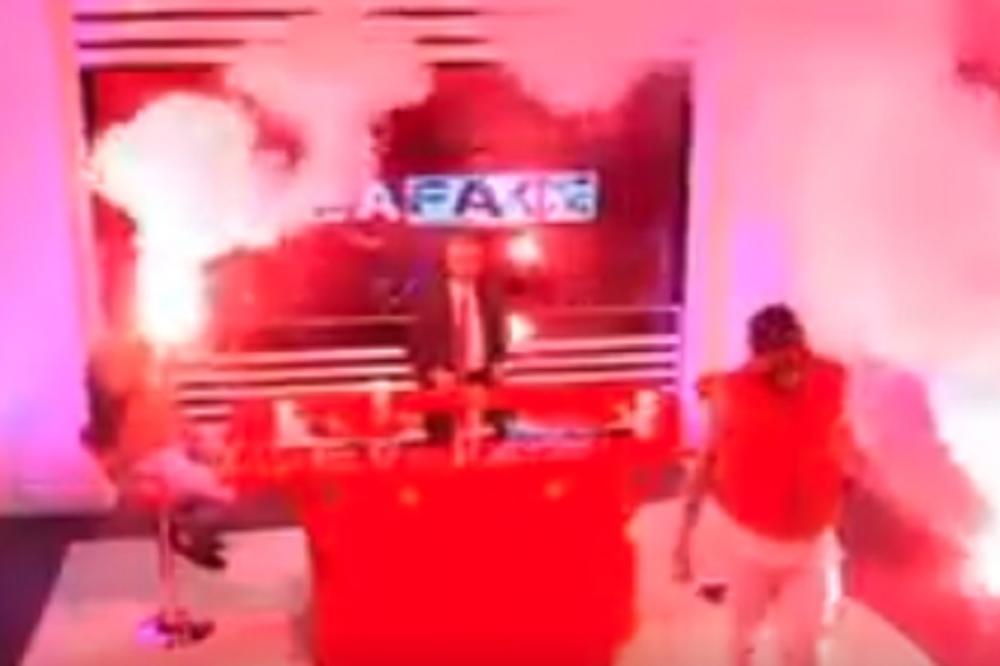 Haos usred TV emisije! Voditelj pitao navijače kako unose baklje na stadion, a njihov odgovor umalo zgradu da spali! (VIDEO)
