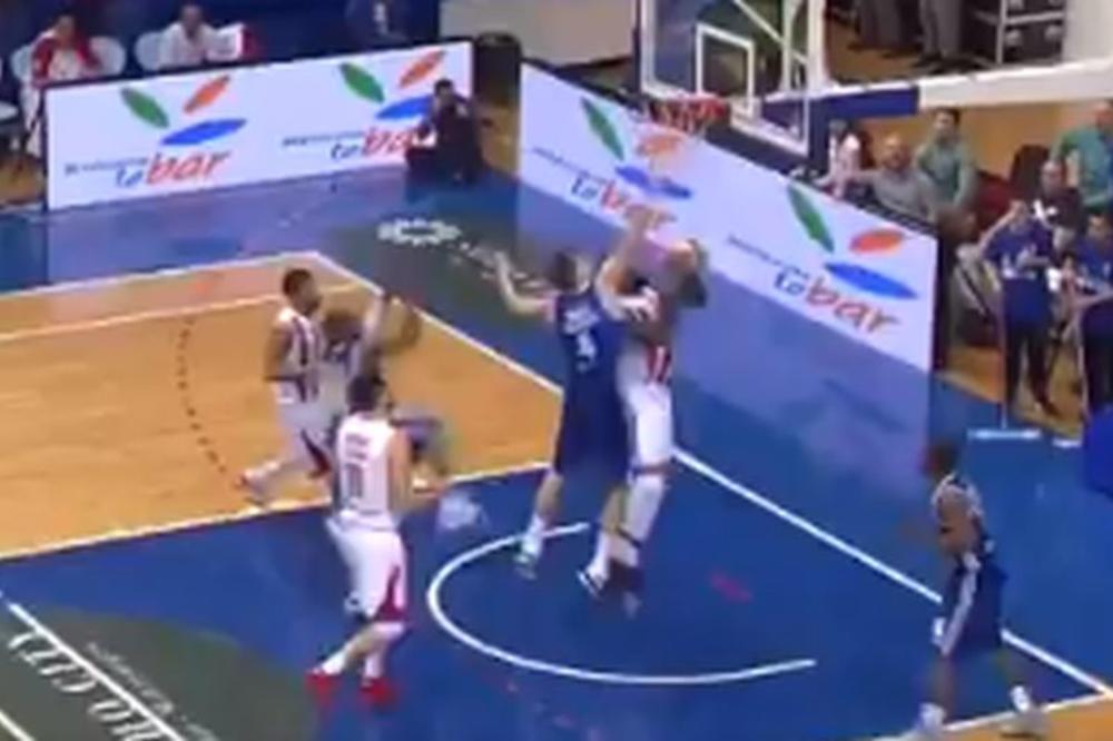 Mornar naterao Lesora da ZAPLIVA U BARU! (VIDEO)